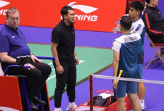 Momen Ahsan Dampingi Sabar/Reza di Pinggir Lapangan