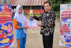 Pemenang Lomba Literasi di SMAN 1 Rantau Bayur Menerima Piala dan Sertifikat