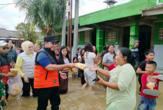 Bupati Banyuasin Tinjau Korban Banjir di Kecamatan Talang Kelapa