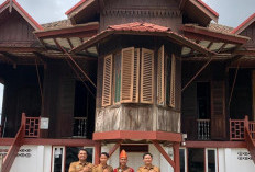 Pemuda Sumsel Ini Takjub dengan Koleksi Pusaka Depati Abdul Majid di Rumah Bari Pangkalan Balai