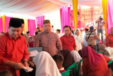 Askolani Berikan Santuan pada Anak Yatim Piatu: Terima Kasih Pak Bupati, Ini Buat Beli Buku Sekolah