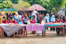 Peserta Didik Kelas II di SDN 5 Banyuasin III Diajari Berwirausaha Melalui Market Day