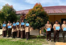 Pembagian Raport dan Hadiah bagi Pemenang di SMK Setianegara