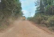 Jalan Rusak Mengeluarkan Debu Pekat, Warga Minta Diperbaiki