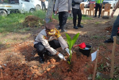 Polres Banyuasin Tanam 10 Juta Pohon Serentak