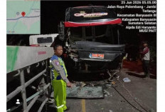 Bus MPM Tabrak Truk Trailer di Jalintim KM 32 Banyuasin, Arus Lalu Lintas Tersendat