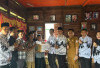 PGRI Serahkan Bantuan Peralatan Sekolah Kepada Anak Yatim