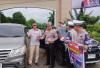 Polisi Banyuasin Bagikan Bunga dan Helm SNI untuk Pengendara Tertib, Pasang Bendera Merah Putih Sambut HUT RI 