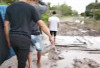 Viral! Warga Banyuasin Gotong Pasien Sakit Pakai Sarung karena Jalan Rusak