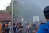 Pemandangan tak Biasa, Mengakhiri Acara Pengumuman Kelulusan Murid SDN 24 Talang Kelapa Disiram Air oleh Tim D