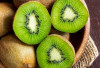 Mengapa Ibu Hamil Harus Mengonsumsi Kiwi? Manfaat Luar Biasa di Balik Buah Kecil Ini!